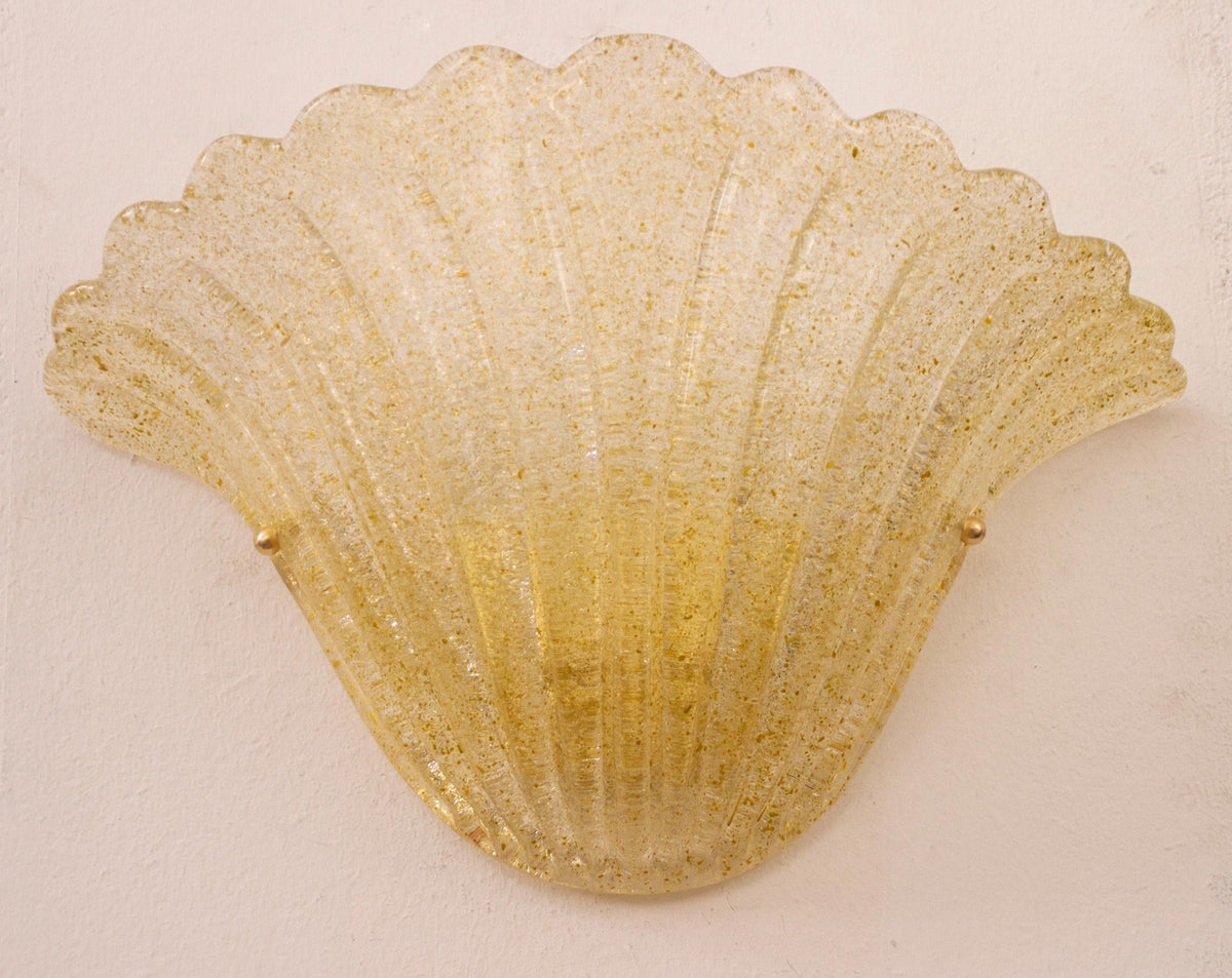 Gold Murano glass shell wall sconce, close-up of the ribbed graniglia glass